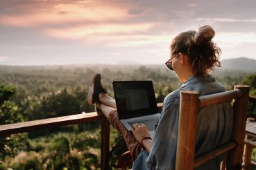 Avantages du Travail à Distance et Comment le Garder Organisé